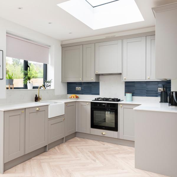 Wooden Modular Shaker Style Kitchen Cabinet Custom Moisture Proof