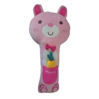 Lapin de peluche tenant un oreiller mol Toy For Stress Relief de voiture de coussin jaune de radis