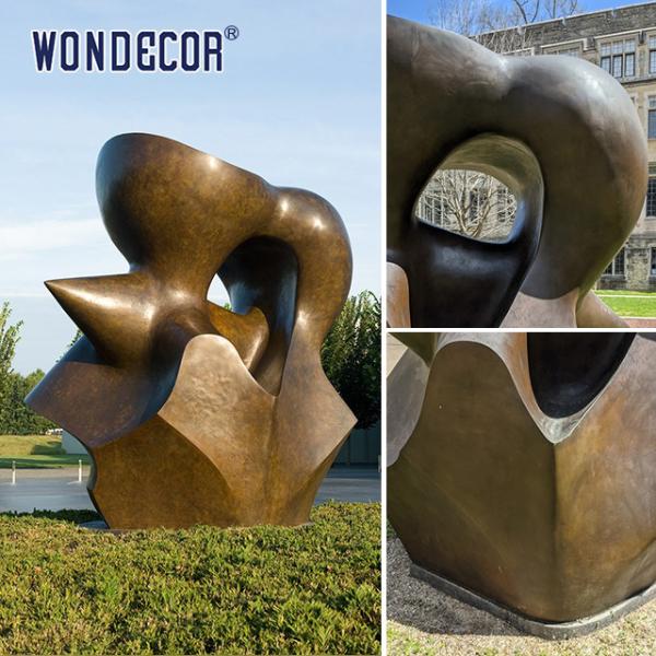 Большие художественные скульптуры на открытом воздухе собирают средства для геометрических медных скульптур