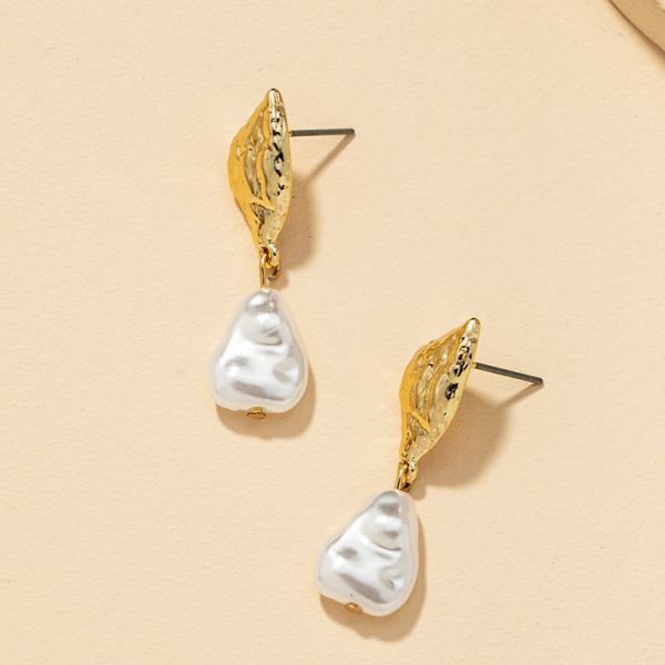 2025 Popular and Elegant a Pair of Opposite Sex Pearl Earrings Hot Selling