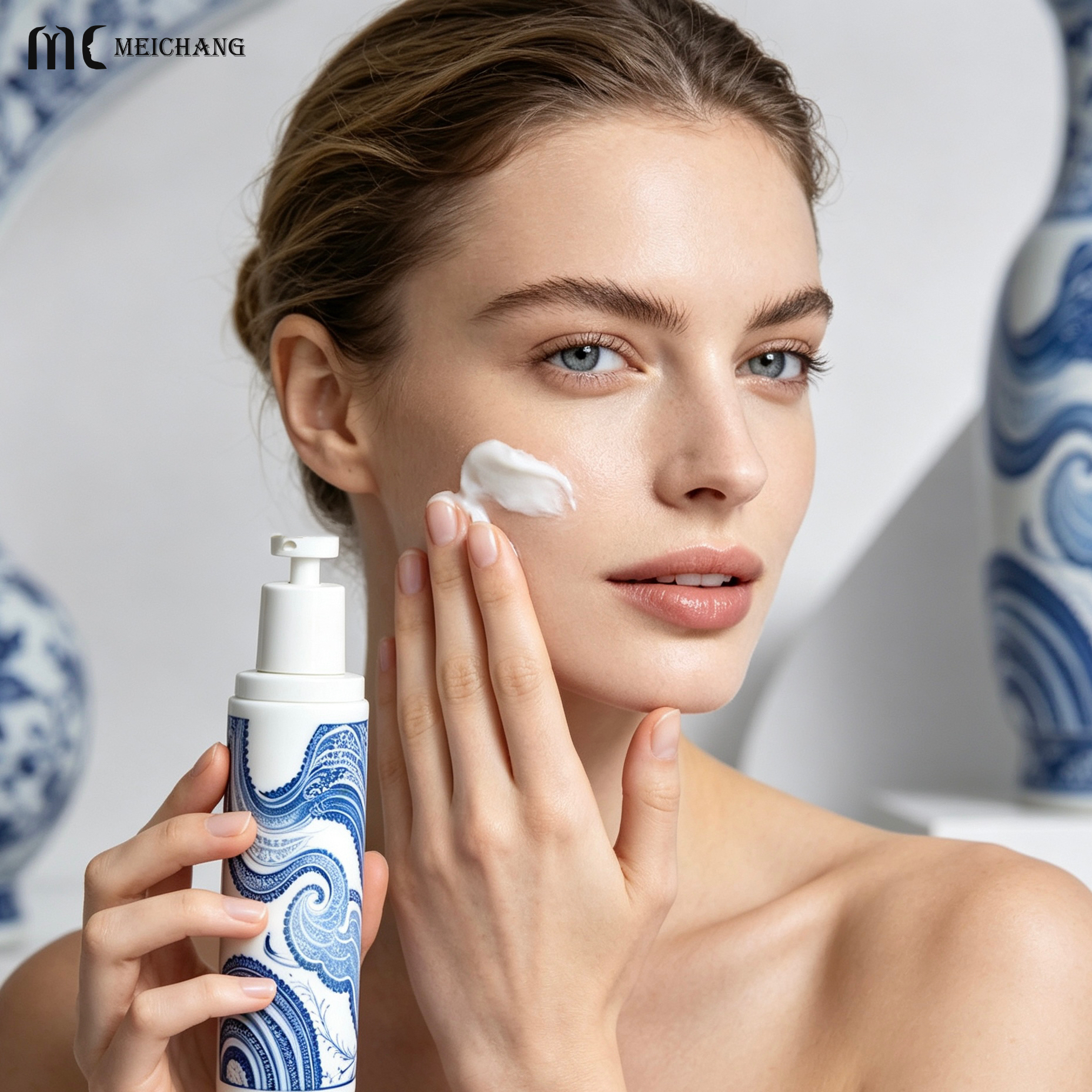 Blue & White Oriental Design Light-Blocking Glass Skincare Bottle with UV Protection Coating and Customizable Decoration