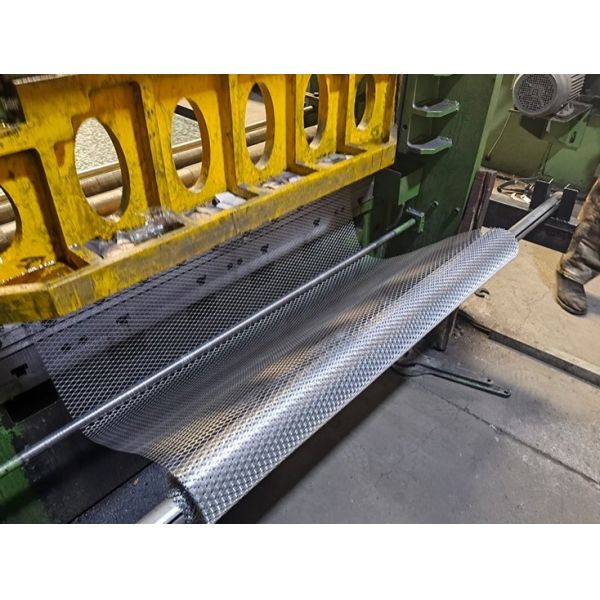 Hot Dip Galvanized Steel Sheets Small Holes Expanded Metal Mesh Rolls
