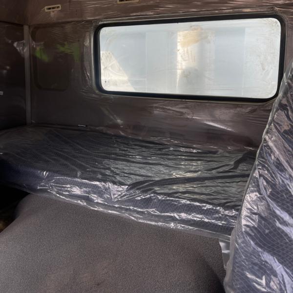 Experto en la puesta en marcha de un camión de 50 toneladas con cámara trasera y pantalla táctil