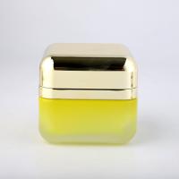 O resíduo metálico amarelo 50g geou o recipiente vazio de vidro dos cuidados pessoais do frasco