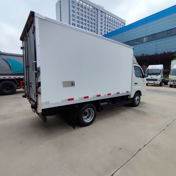 Foton 4*2 Refrigerator Truck Transport Food Meat Fish Refrigerated Trucks for Sale
