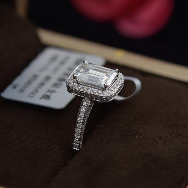 DEF Color Moissanite Jewelry 18K White Gold Ring Emerald Cut Diamond For Wedding