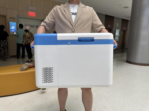 Armazenamento de alimentos do mar Compacto fresco debaixo de mesa Freezer portátil ABS 100V a 240V 12V/24V