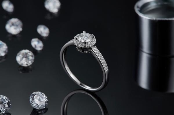 Main Stone Round Pattern Cut 9k Moissanite 925 Silver Women Ring