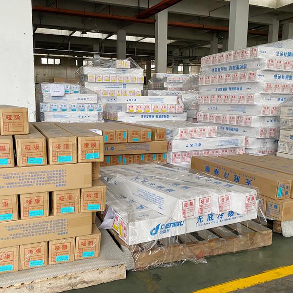 Película de laminación en frío de PVC brillante, múltiples especificaciones, rápida y suave