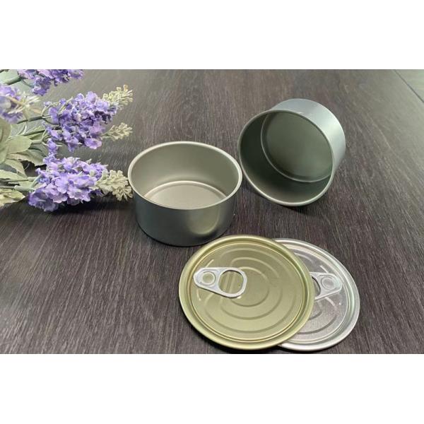 Пустая консервная банка для собачьего, кошачьего или другого пищи.