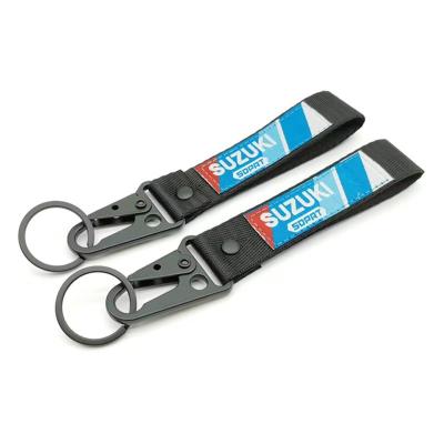 Porte-clés Suzuki Sport Heritage ∙ ∙ Marque rouge/bleu audacieux + clip de qualité industrielle ∙ ∙ Essentiel pour les fidèles à la moto ∙