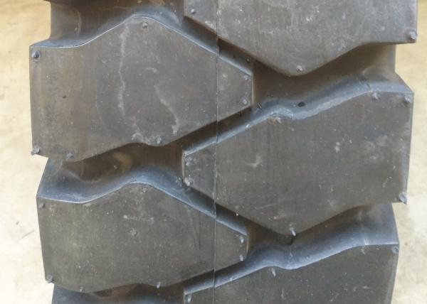 Anti Sideslip Industrial Forklift Tires 8.25-12NHS Narrow Grooves Stable Performance