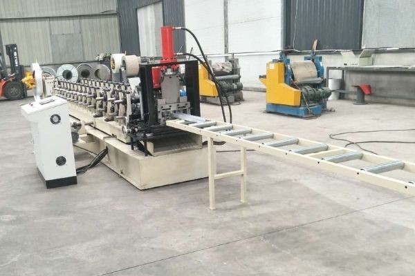 Machine de profilage à froid pour profilés de cloisons sèches C U