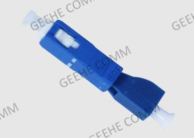 Homem azul de FTTH ao SC fêmea da fibra ao adaptador do LC