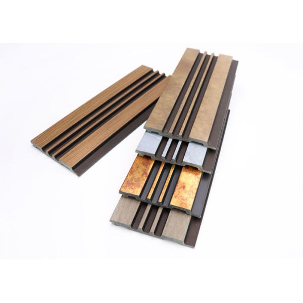 材木の内壁のクラッディング