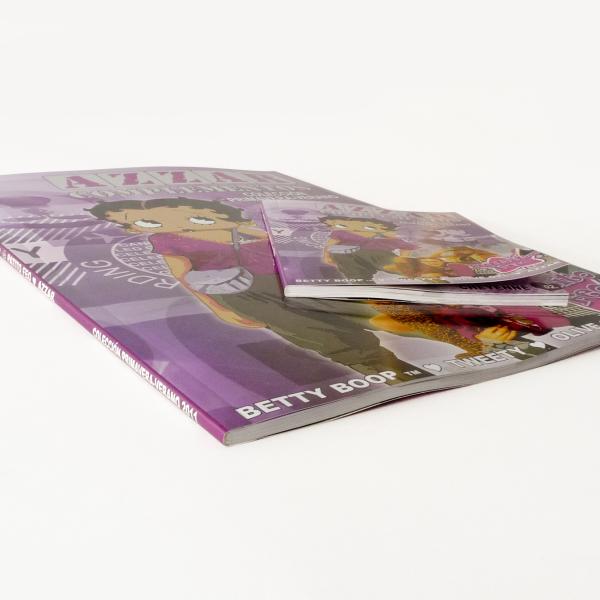 Collez piquer d'attache/selle les magazines brillantes du commerce d'impression de papier CIS ou de C2S d'art