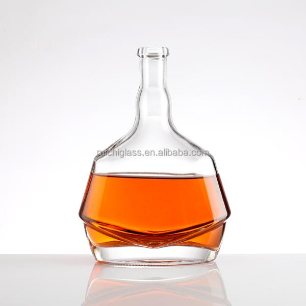 Специально сделанные бутылки для бренди и водки с пробкой