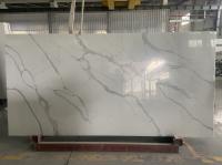 Dalle en pierre de quartz de Calacatta de gris de NSF avec le matériel résistant de décoration d'éraflure blanche de fond