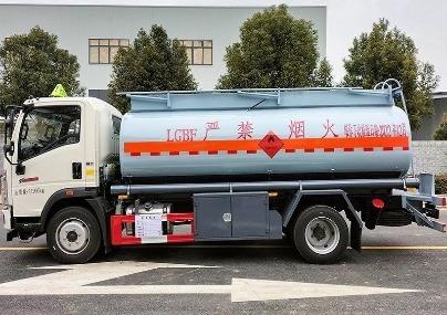 1T - 10T Capacity Fuel Delivery Tank Truck Convenient Fuel Tank Truck With 4 6L Engine