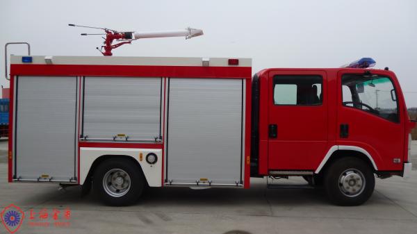 Capacidade pequena do carro de bombeiros da espuma da movimentação de ISUZU Chassis 4X2 dos assentos do monitor 5 do fogo de AKRON