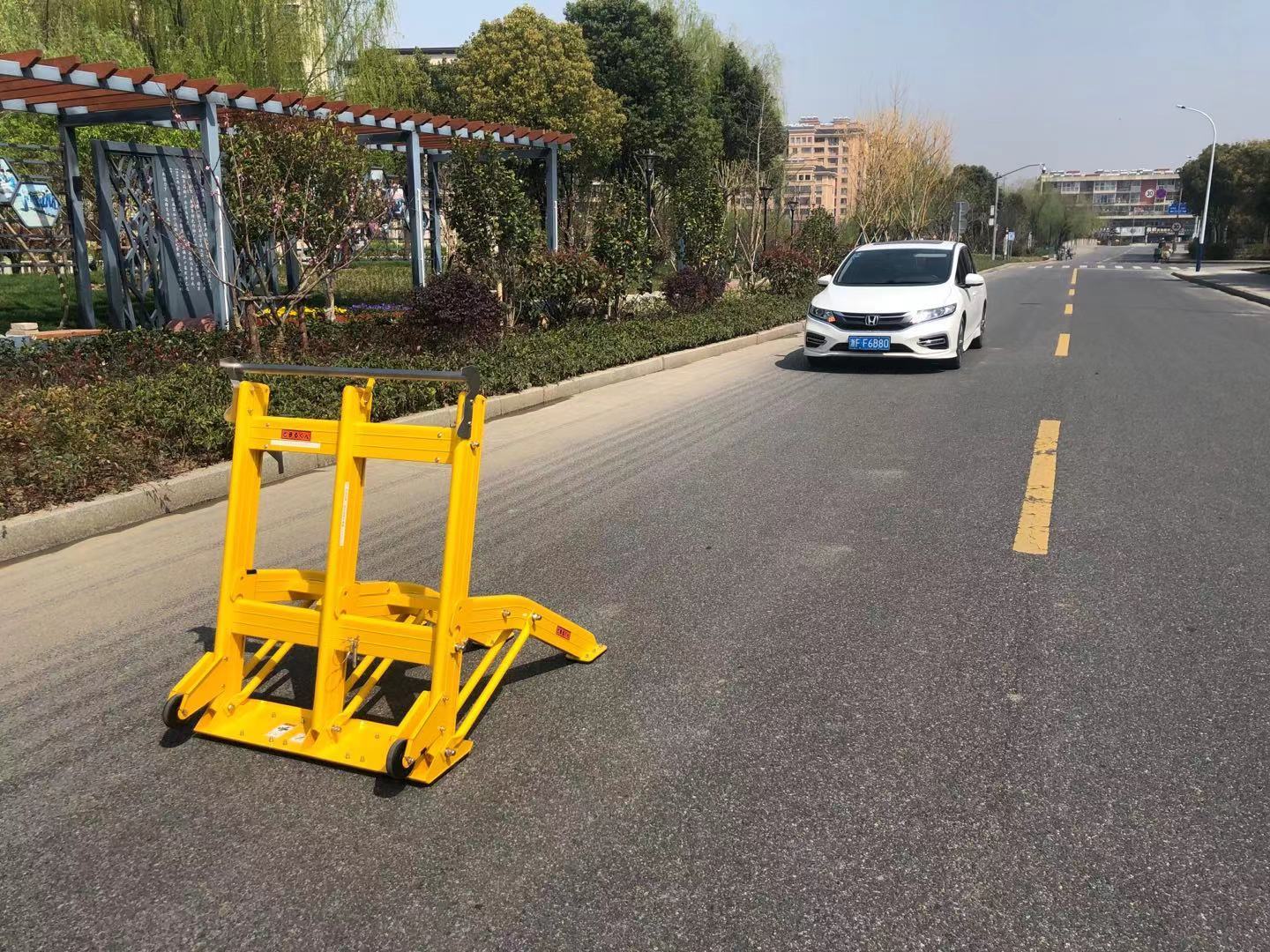 Lightweight 25kg Foldable Vehicle Security Barrier with Wheels for 8.7m Stopping Distance at 60km/h