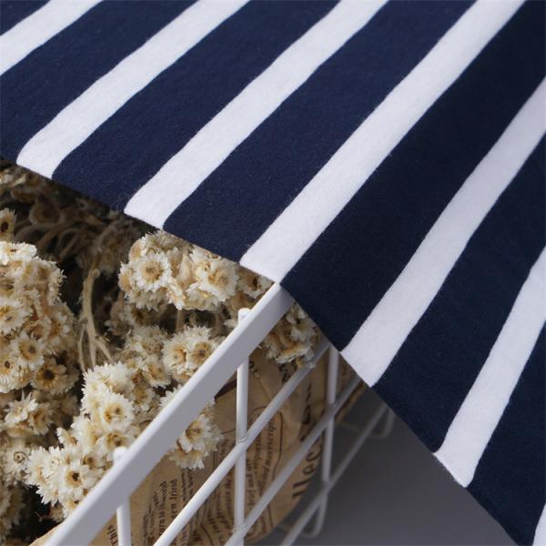 Tissu de t-shirt à rayures naturel et simple et confortable