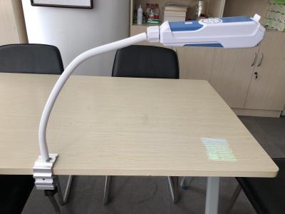 Veia pediatra da clínica do hospital que encontra o dispositivo para a injeção rápida para pacientes