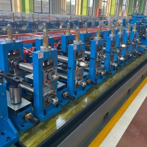 Linha de moldagem de tubos de aço carbono soldado de precisão com controle PLC de corte de serra a frio 10-600 mm de diâmetro