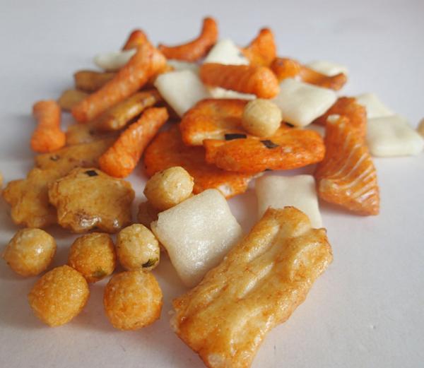 Os biscoitos japoneses doces do arroz do OEM de China misturam petiscos do biscoito do arroz