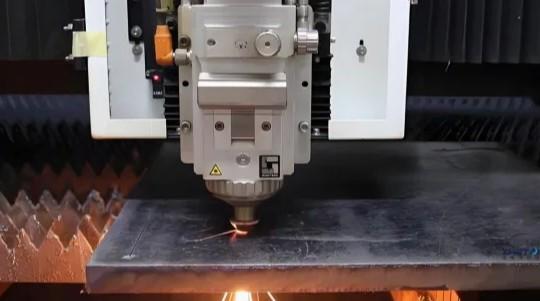 Coupe au laser d'acier au carbone pour presses hydrauliques