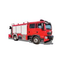 Camión de bomberos equipado con bomba de incendios de alta eficiencia y bobina de manguera para una rápida implementación