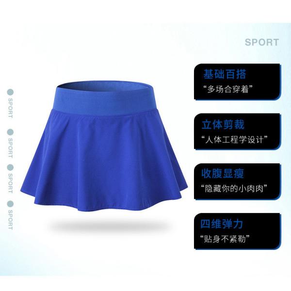 Девушка с короткой теннисной юбкой не может выйти из шортов.