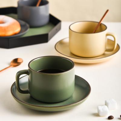 Conception nordique, tasse à café en céramique faite à la main et plateau pour bureau durable