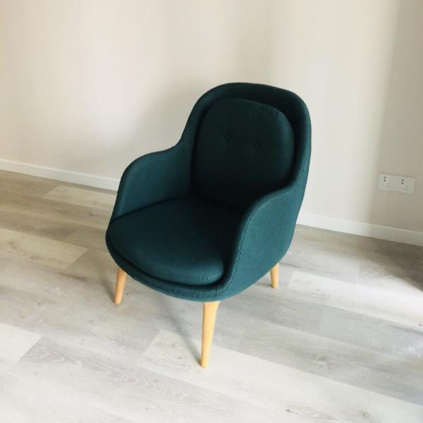 Modern Wooden Accent Armchair Hotel Furniture Singe Sofa Armchair Fiberglass Low Back Lounge Velvet Chairs