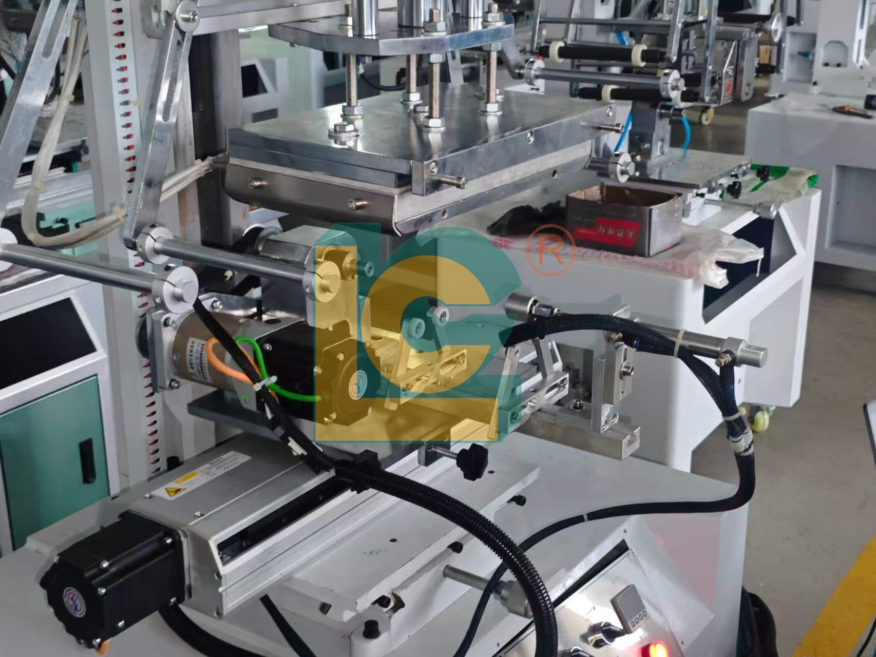 Servo Control Round Bottle Hot Foil Stamping Machine for Cups Jars Tubes Lipstick Cases and Cosmetic Bottle Lids