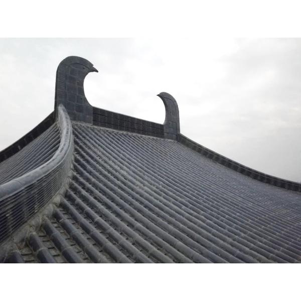 Gazebo japonés tradicional de techo de azulejos azulejos de arcilla techo de tejas