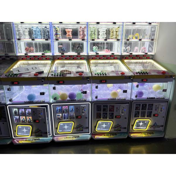 Máquina expendedora de huevos con monedas para arcade en centro comercial