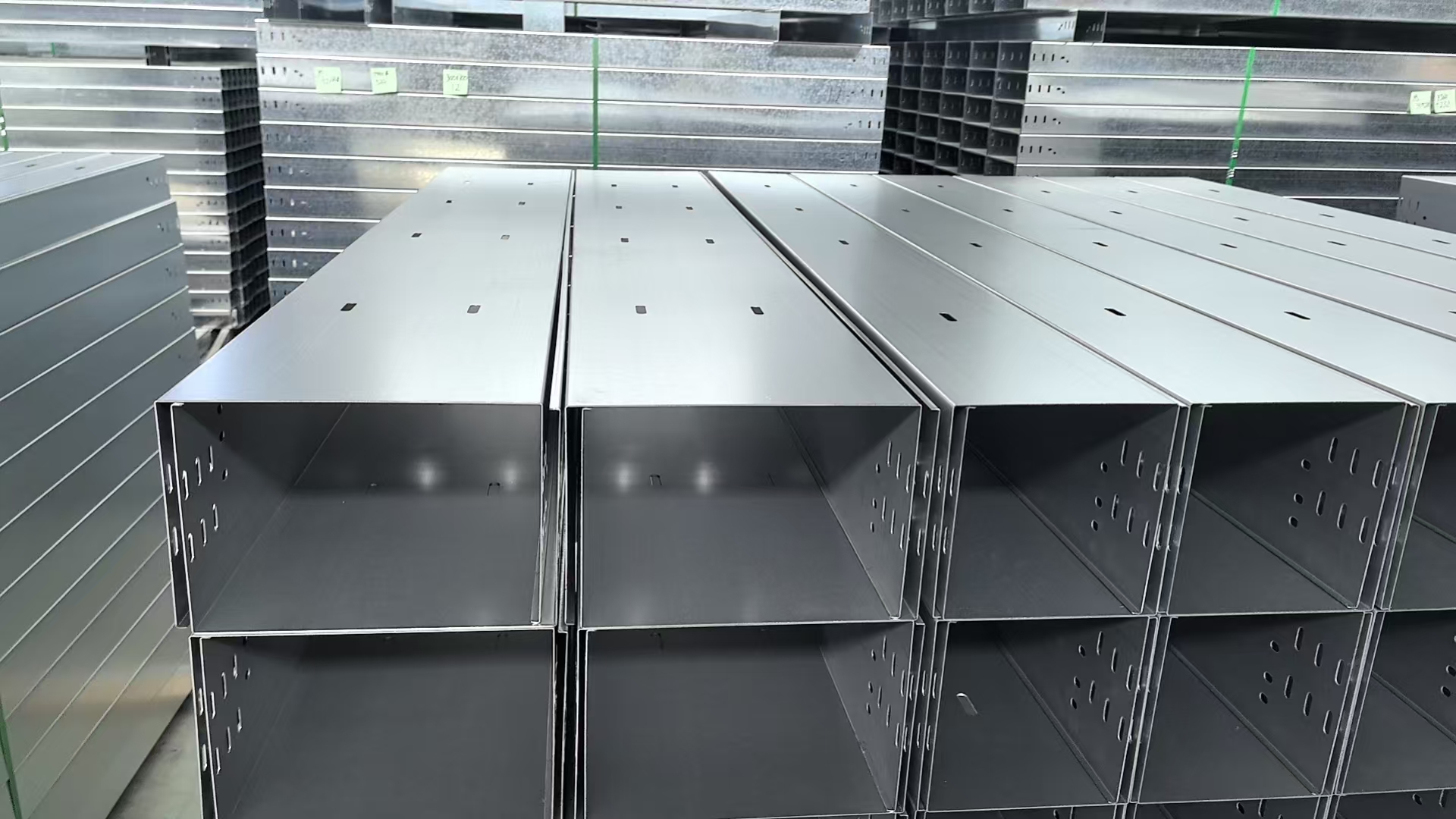 Anti-Corrosion Closed Cable Trough with Solid Base | Custom Size Trough Cable Tray for Cable Isolation