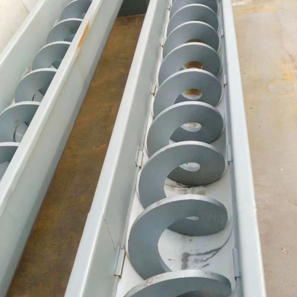 Fabricant d'usine de convoyeur à vis sans arbre pour le transport de boues, convoyeur à vis en forme de U en acier inoxydable personnalisé