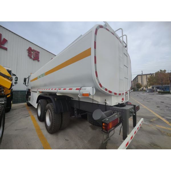 HOWO 6*4 340HP Weichai engine, 25CBM oil tank truck