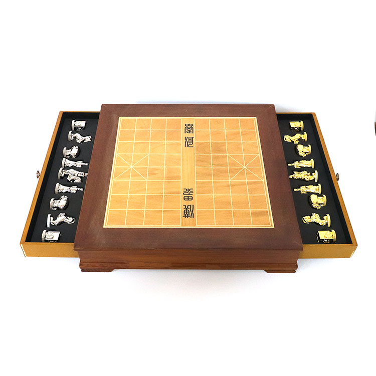 Customized Logo Portable Metal Chess Set with 43.5x43.5x7.3cm Zinc Alloy Chess Game Set