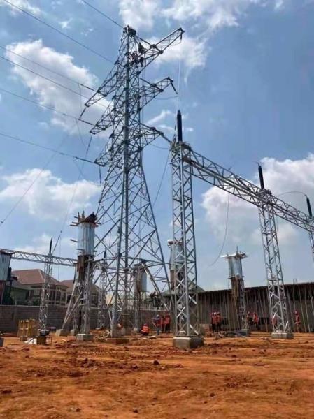 10 - A transmissão de 1000KV Electric Power entrelaça as torres de aço