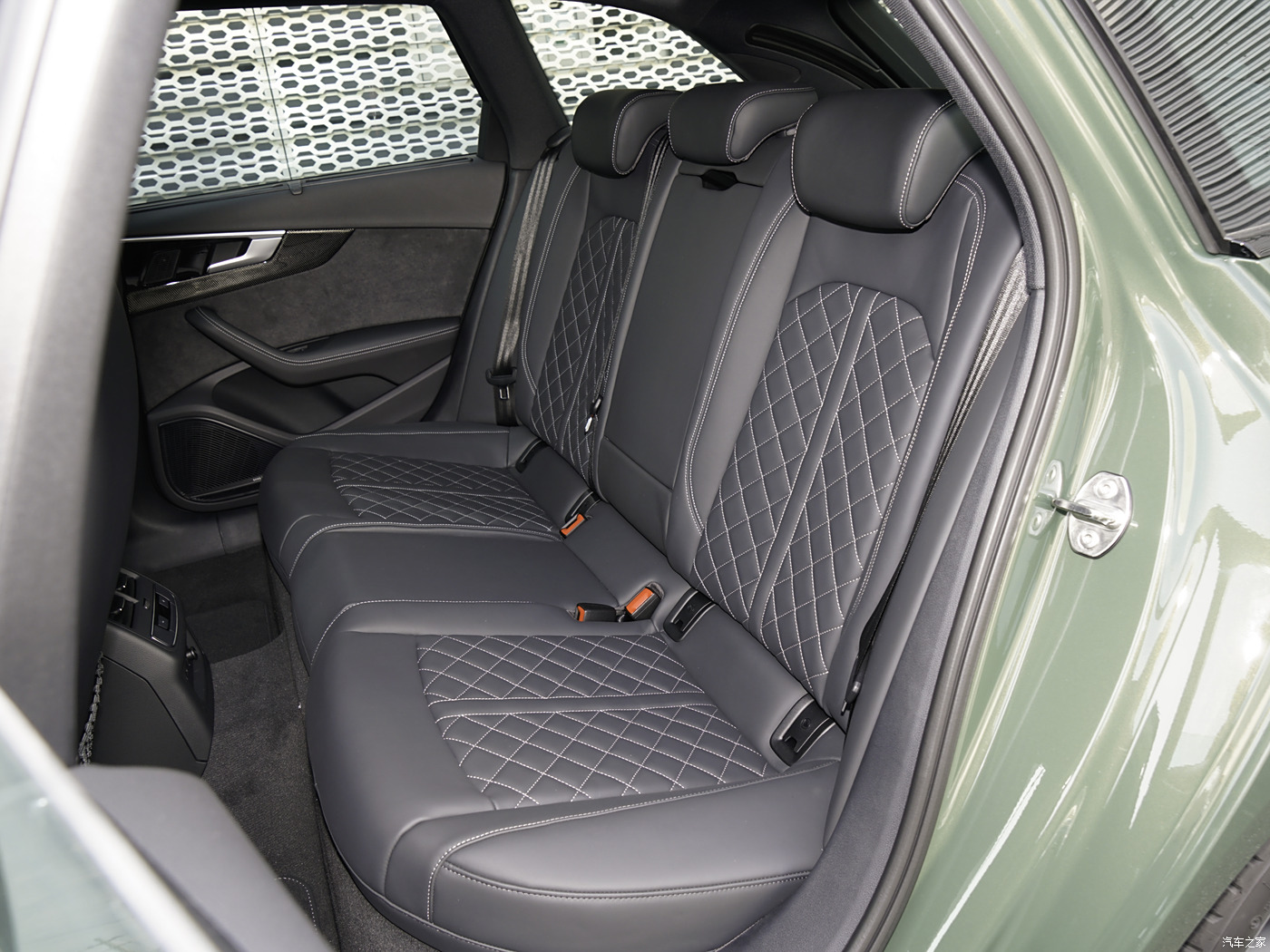 Experimenta viajes familiares de lujo con Audi S4 3.0 TFSI Coche de gasolina Euro VI Estándar de emisiones