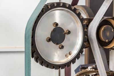 自動位置の補償のロボティック金属の刻み目を取り除く機械