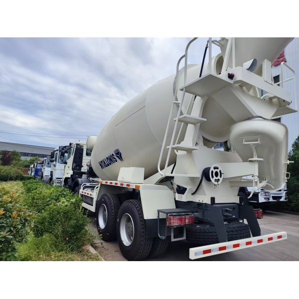 Heavy Duty HOWO 8x4 16m3 Concrete Mixer Lorry 371HP Engine PMP Speed Reducer For Construction
