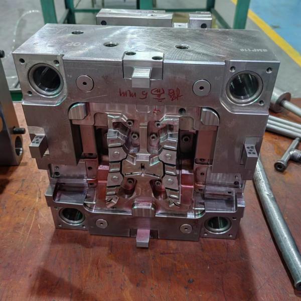 Plastic Injection Molding with Hot or Cold Runner System from LKM Mold Base to Meet