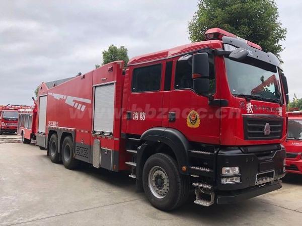 SINOTRUCK Chauffage d'eau en mousse Hauteur de tir 70m Décharge 60L/s Vitesse de conduite 90km/h Réservoir d'eau 12,8cbm 2+3 hommes