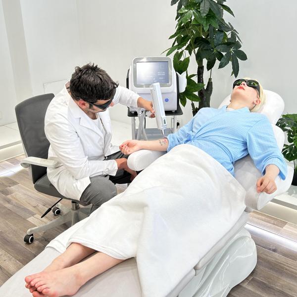 Medical Nd YAG Hair Removal Machine 1064nm 532nm Laser Tattoo Removal Equipment