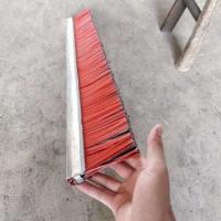 Pintura de papelão vermelho com escova de fio