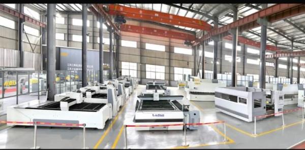 Double Drive Fiber Laser Metal Cutting Machine , Industrial Laser Cutter Full Enclosure